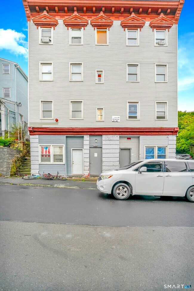 Building Photo - 132 Locust St