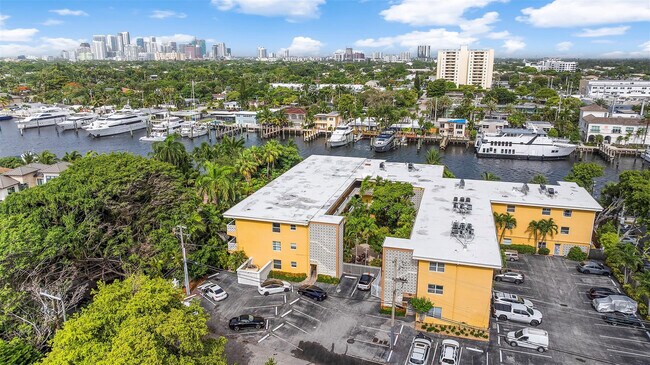 Building Photo - 815 Middle River Dr