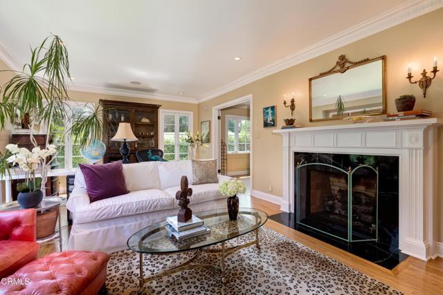 Building Photo - 807 N Doheny Dr