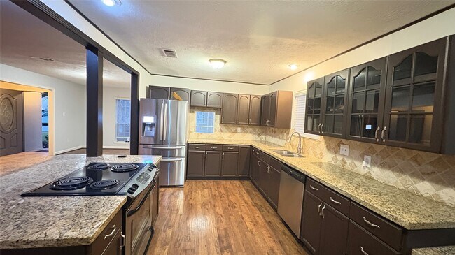 Building Photo - 13914 Oakwood Ln