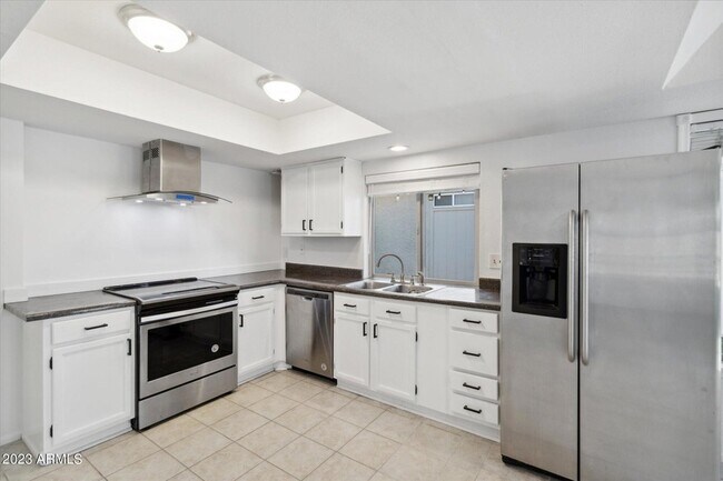 Building Photo - 2150 S Las Palmas