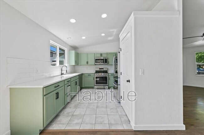 Building Photo - 2041 E Oakridge Ct