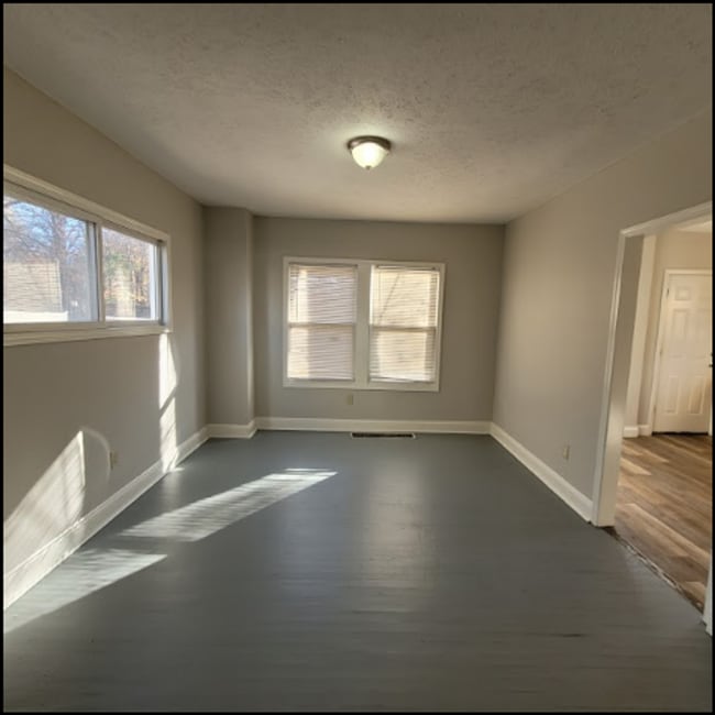 Building Photo - Single Family Home 4  beds 1.5 bath FOR RENT!