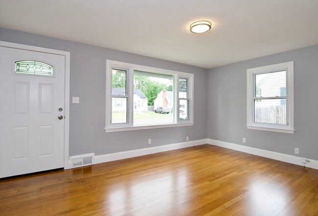 Building Photo - 63 Grandview St