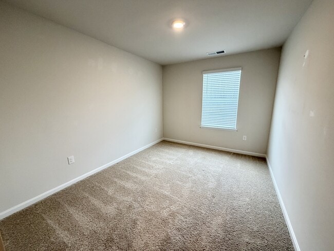 Building Photo - 633 Currant Cir