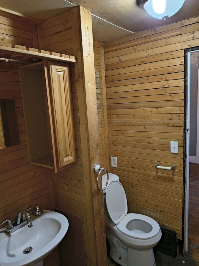 Building Photo - 7425 Harvard Ave