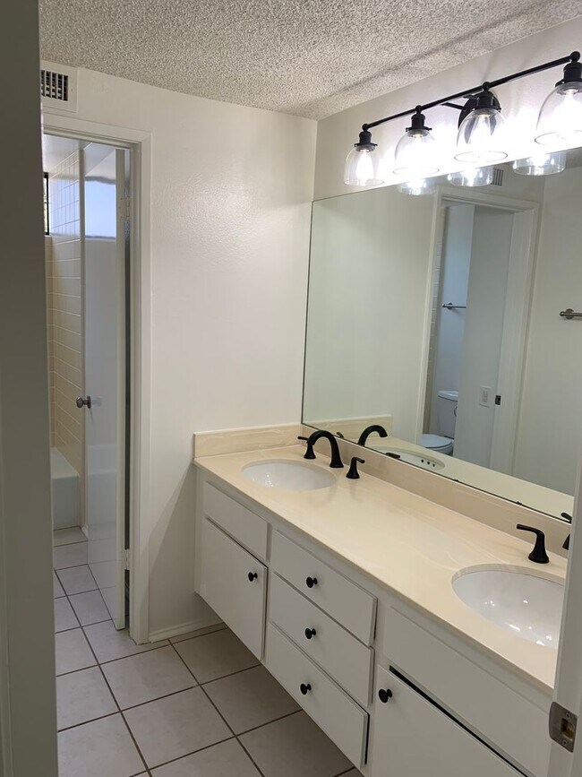 Building Photo - Beautiful, Spacious, 4 bed 2.5 bath home nestled in the Serene, breathtaking Hills of Pacific Pal...