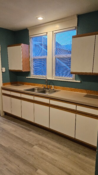 Building Photo - 805 S Ainsworth Ave