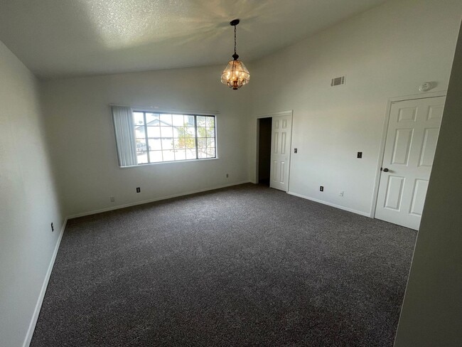 Building Photo - 1095 Robin Cir