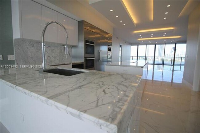 Building Photo - 5000 Island Estates Dr