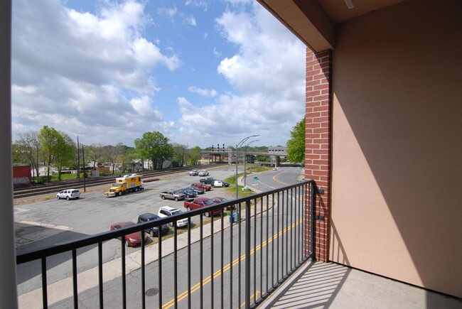 Building Photo - Downtown City Living Spacious 1 bedroom 1 ...