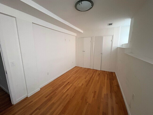 Building Photo - 39 Newkirk St