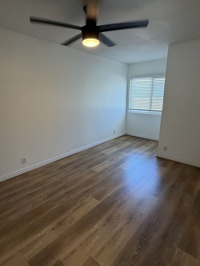 Building Photo - Updated modern townhouse 3 bed 1.5 bath