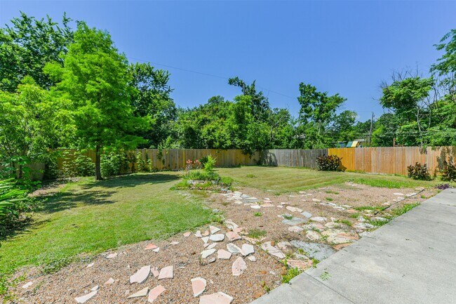 Building Photo - 201 Meadowlawn St