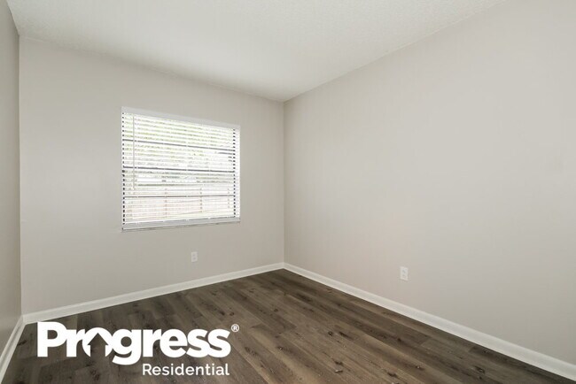 Building Photo - 428 Regal Park Dr