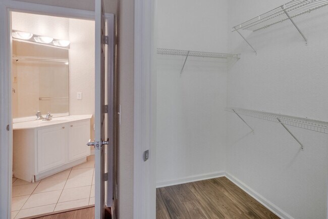 Building Photo - Cute 3/2 Condo in Horizons at Vista Lakes (Gated) with Updated Flooring and Front Parking Space
