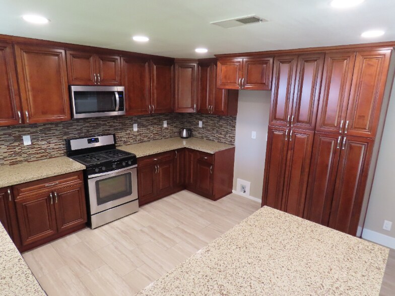 Building Photo - 11852 Crystal Ave