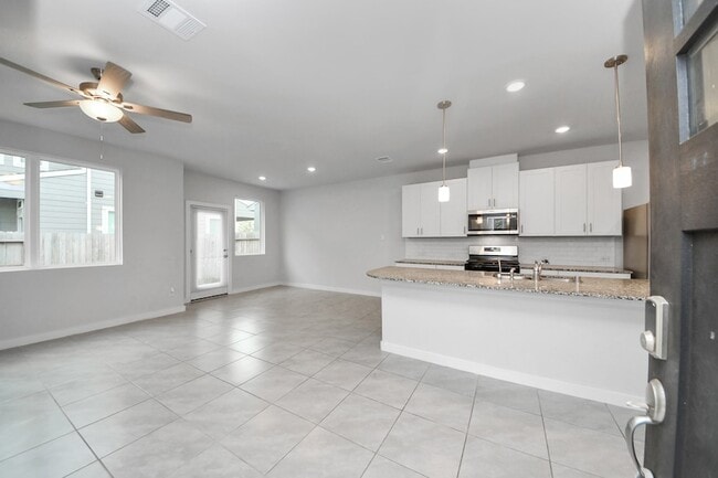 Building Photo - 3830 Glossy Lk Dr