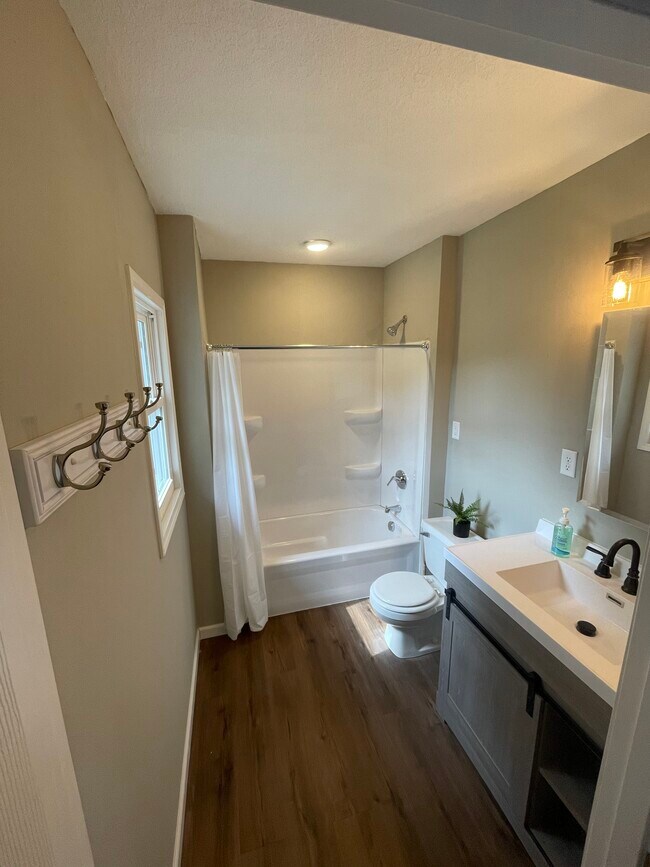 Building Photo - 1530 E 14th St