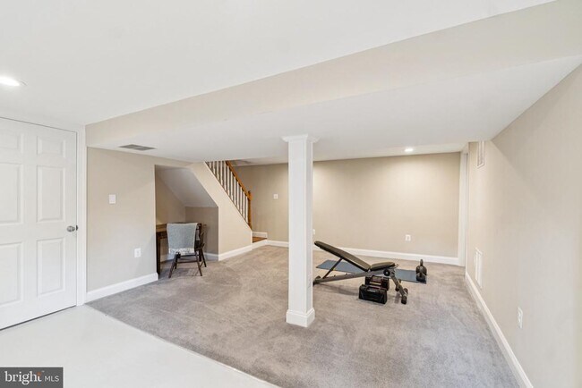 Building Photo - 7412 Farnum St