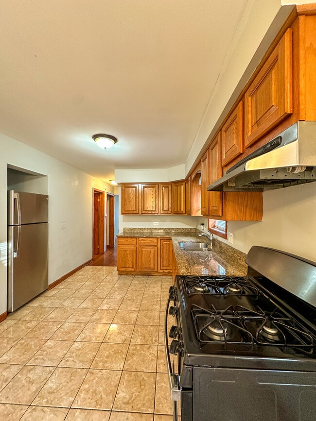 Building Photo - 8626 S Damen Ave