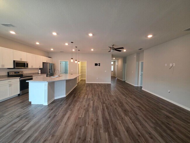 Building Photo - 4-Bedroom, 2.5-Bathroom in Lakeland