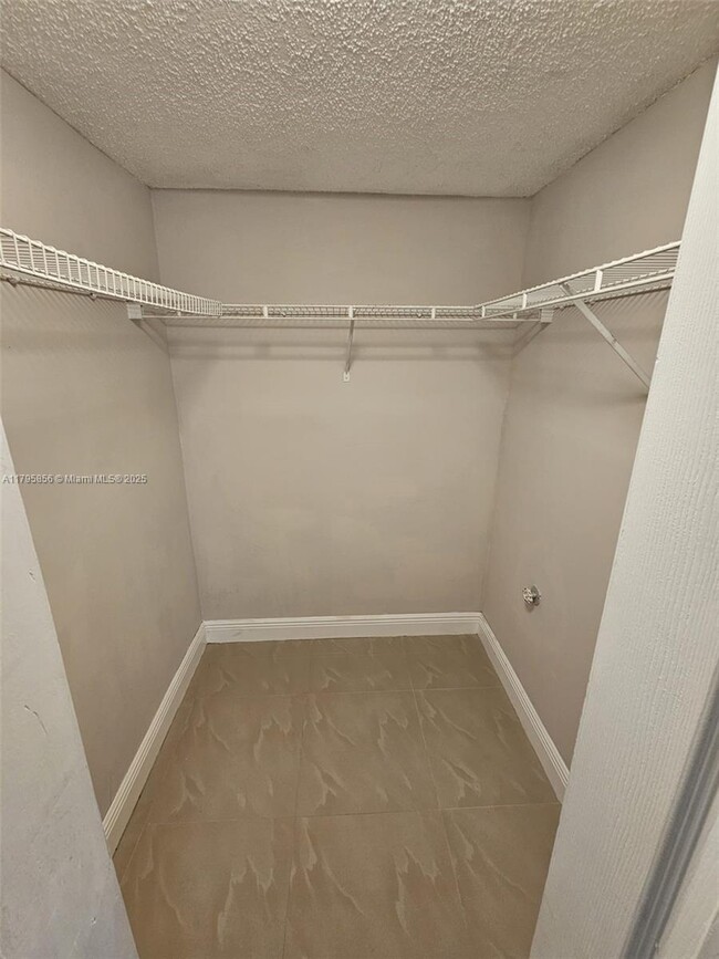 Building Photo - 6952 SW 39th St