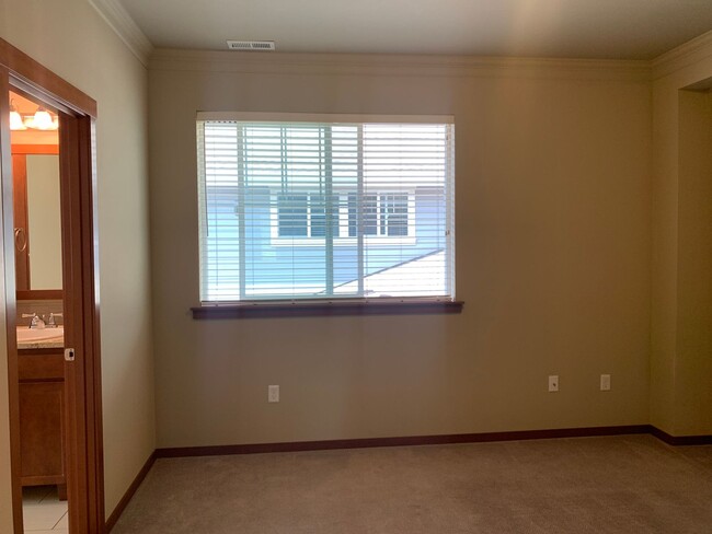 Building Photo - 4 Bedroom 2.5 Bath Peabody Townhome in the...