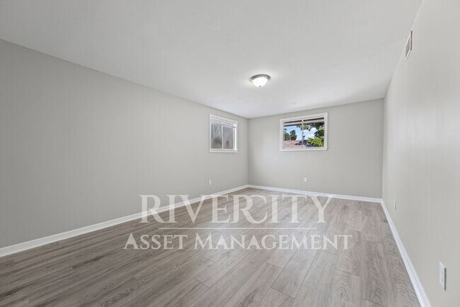 Building Photo - Step into a piece of Memphis history with this stunning, newly renovated home!!! Section 8 Welcom...