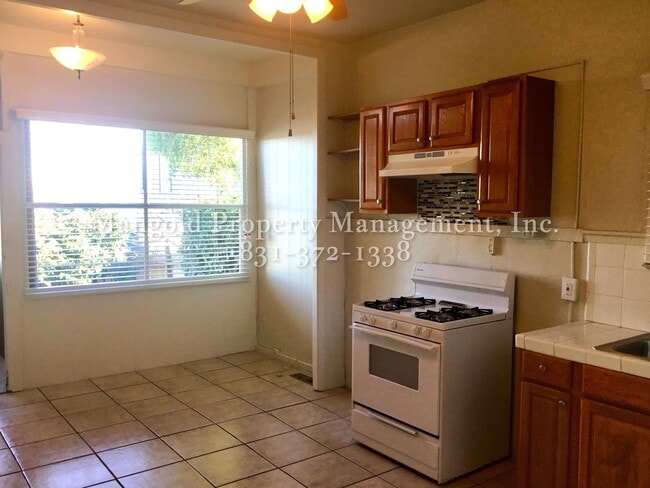 Building Photo - 2 Bed 1 Bath  New Monterey Home with Scenic Bay Views and Spacious Yard