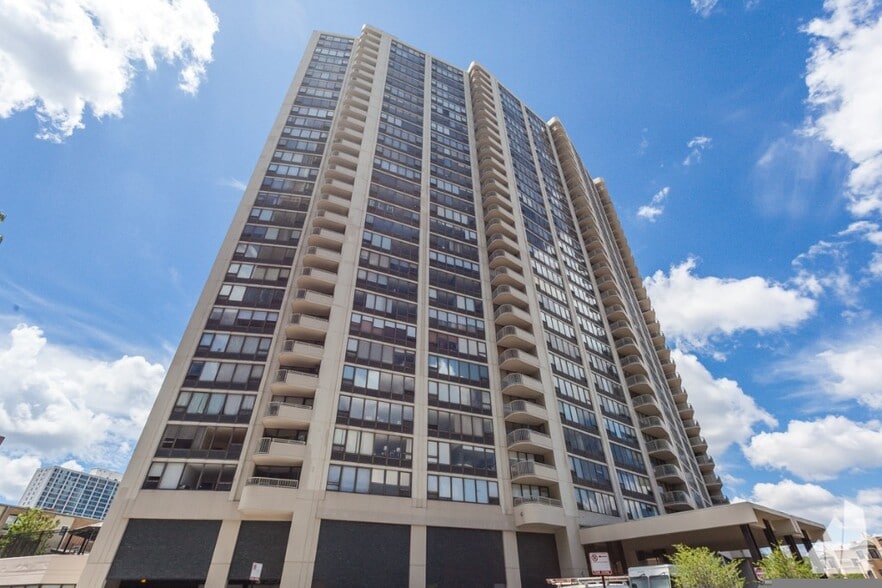 Building Photo - 3900 N Pine Grove Ave