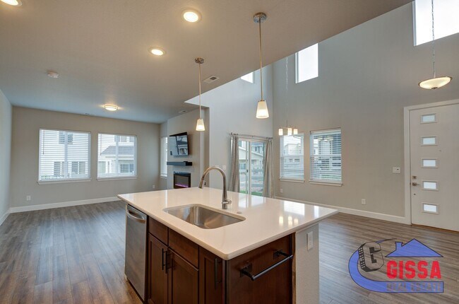 Building Photo - Beautiful, modern townhouse with primary b...