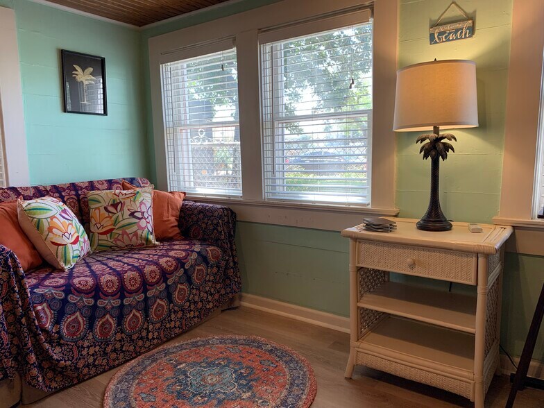 #B. Flex space. This area can be converted to a bedroom and the room to an office. Make it your own! - 4408 Avenue S 1/2