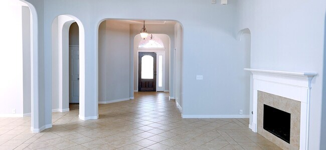 Building Photo - 2910 Sandleigh Dr