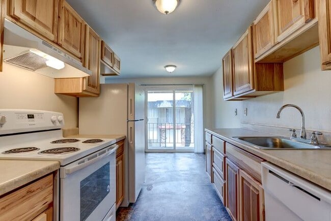 Building Photo - Remodeled 2x1 unit Ground level unit!