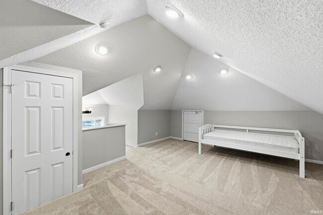 Building Photo - 527 W Oakdale Dr