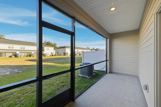 Building Photo - 3-Bedroom Oak Hammock Townhome – Internet Included!