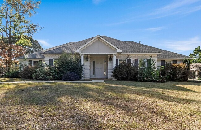 Building Photo - Beautiful 4 Bed 2.5 Bath Available Now!