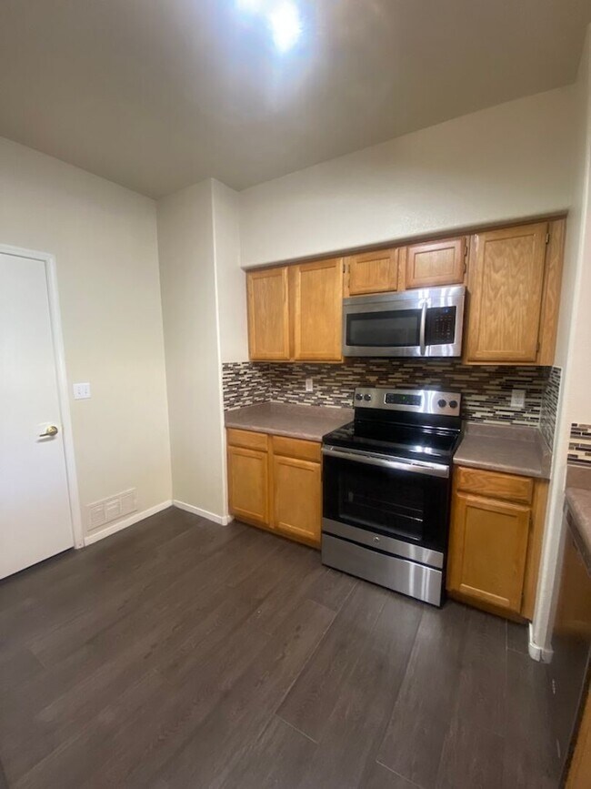 Building Photo - Beautiful unfurnished 2 bedroom in the Sou...