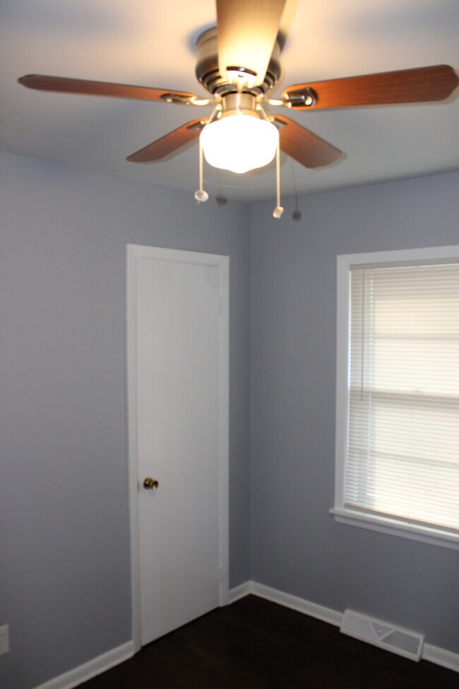 Building Photo - Spacious 3 bedrooms and 2 bath with vanity...