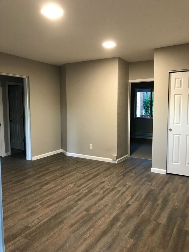 Building Photo - 2 Bed, 1 Bath Unit Available Now near Sloan's Lake