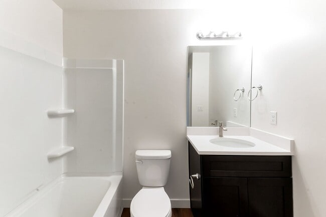 Building Photo - Remodeled Vineyard Townhome w/ 2 Car Garage