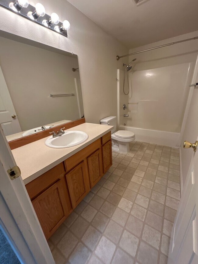 Building Photo - Beautiful 3 Bedroom 2 Bath Single Level Ho...