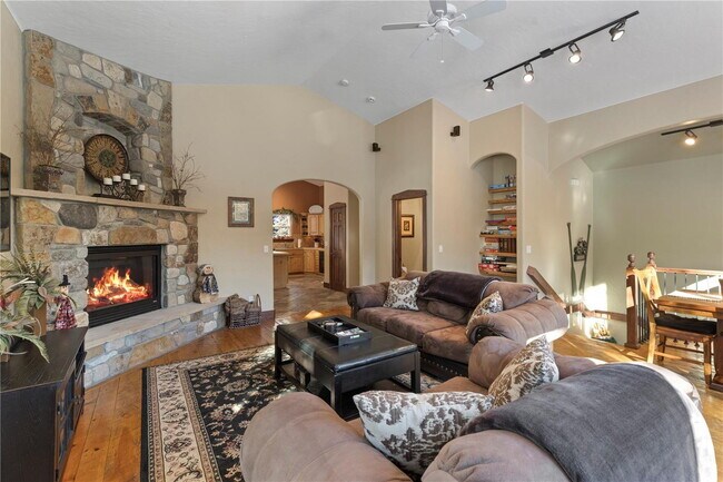 Building Photo - "Luxurious 3-Bed Sanctuary in Breckenridge – 4.5 Baths & Expansive 2979 sq. ft. of Comfort!"