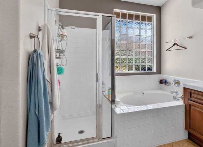 Building Photo - 1528 Knoll Park Glen