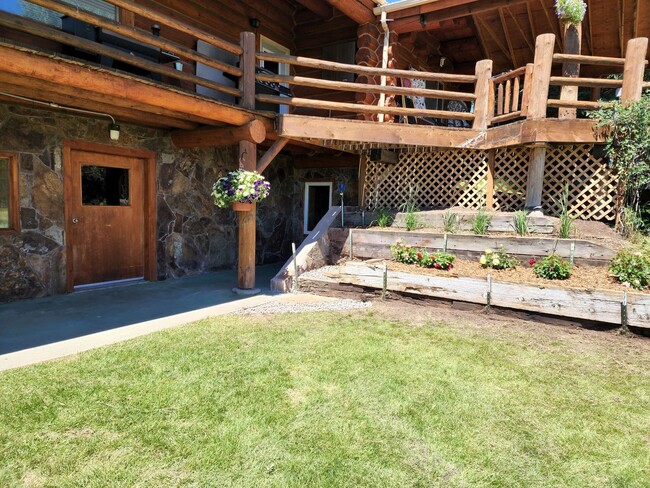 Building Photo - Wildlife abundant, log 2bdrm/1ba lower apa...