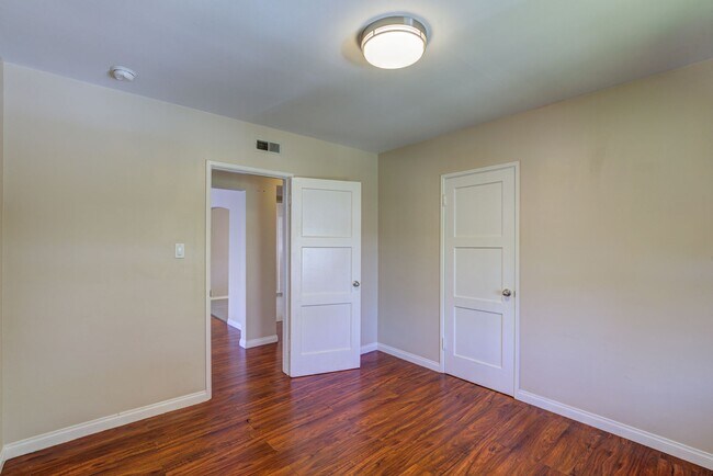Building Photo - 1154 S Plymouth Blvd