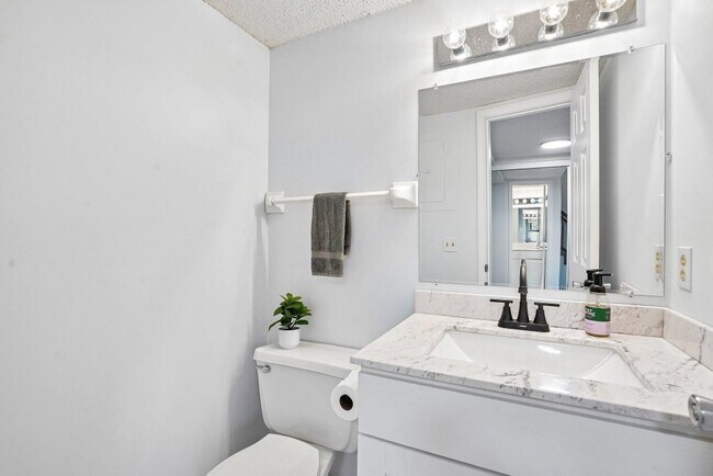 Building Photo - 18669 Clear View Ct