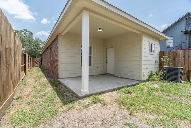 Building Photo - 1122 Ryon St