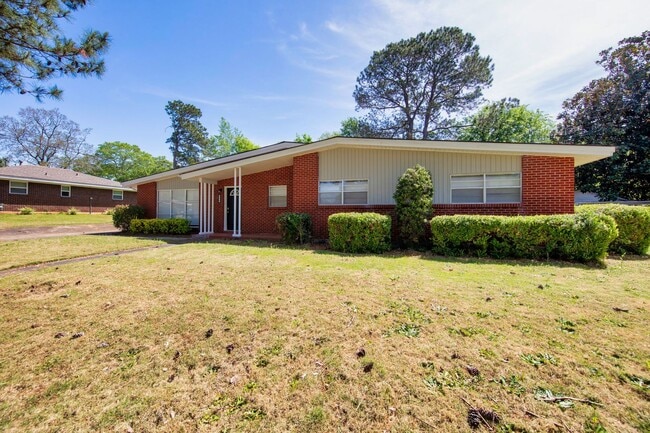 Building Photo - ** 3 bed 2 bath located in Dalraida **Call...